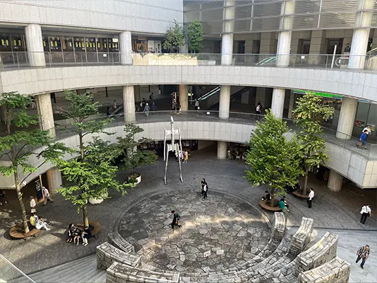 【駅直結の好立地！】オフィスは東京オペラシティタワーの26階！定時退社後に、新宿で買い物も楽々♪