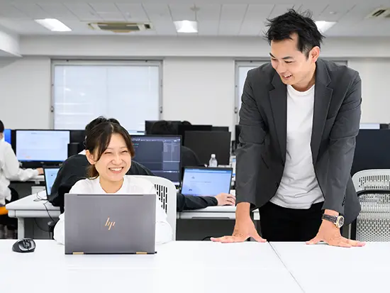 写真右は中途採用業務を担っている先輩。あなたをサポートしてくれます！