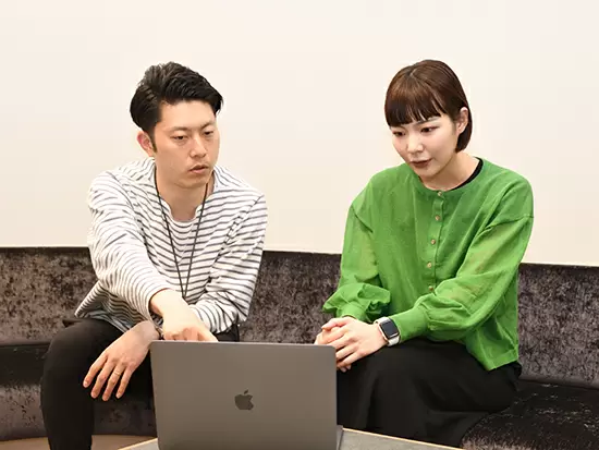 どんな提案でも頭から否定せず、メンバー全員で意見を交わすフラットな風土が根づいています。