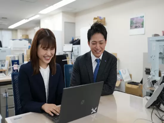 常に先輩社員が近くにいて、何でも相談できる環境です！未経験の方でも安心して働けます♪
