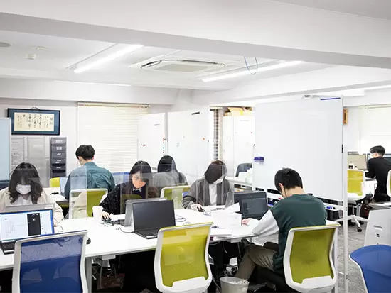 東京第2オフィス内の様子。基礎知識からしっかり研修を行います◎