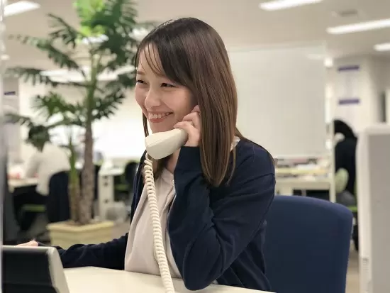 データ⼊⼒ や受発注管理などの事務業務、レンタル料⾦の請求業 務を担当します。