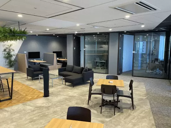 出社する場合のオフィスはキレイで働きやすくなっています。