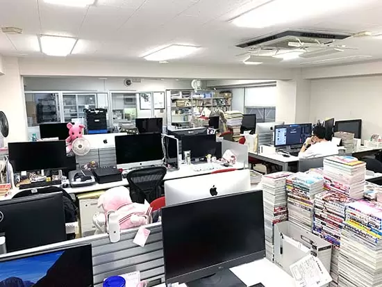 コロナ禍のオフィス風景。テレワーク中心となったため、広々としていますが少し寂しくもなりました（笑）。