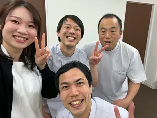 カメラを向けるとみんな笑顔！和気あいあいと活気あふれる職場です。