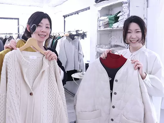 スタッフ同士の連携もバッチリ！協力しながら進めています。