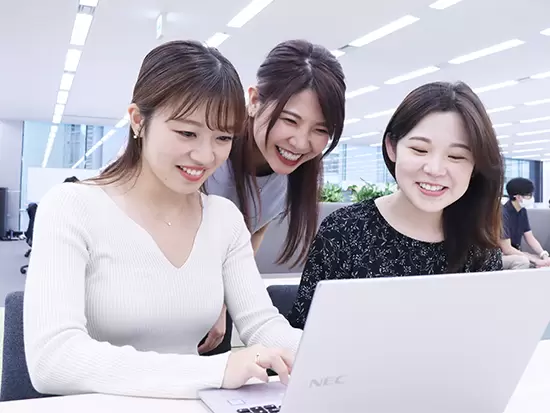 ワンフロアで、チーム制。周囲に頼れる先輩がいる安心感があります！