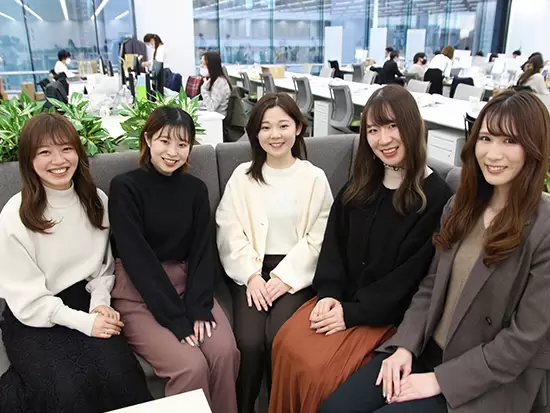 社歴や年齢を問わず管理職ポストを得るメンバーが多数！20代の女性管理職も活躍しています。