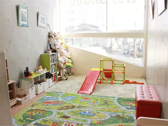 ファミリー層が多く、お子様連れの患者様も。キッズスペースも完備しています。