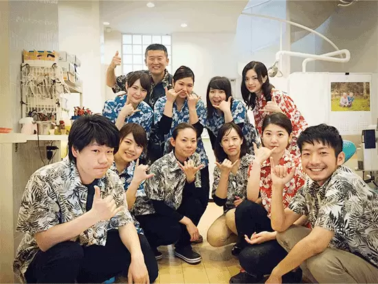 夏はアロハシャツが制服に！？良い意味で、歯科クリニックらしくない明るさが特徴的♪
