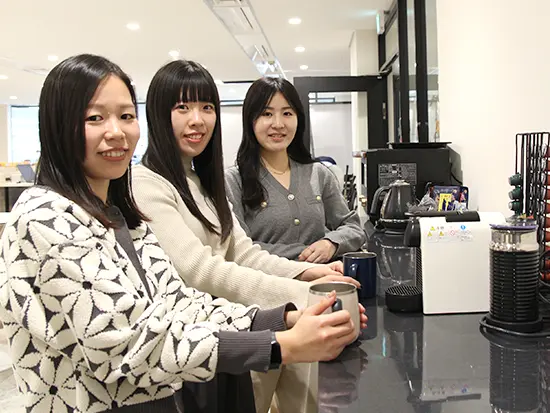 2024年に移転した綺麗なオフィス♪フリードリンクがあるおしゃれな休憩スペースが特徴です！