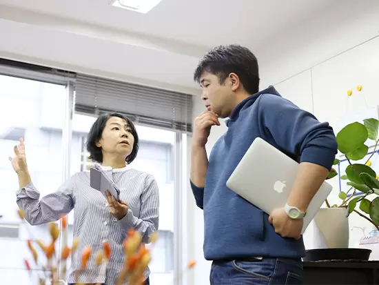 業務風景【1】アイデア出し、分析、比較検討。発見したことを整理し、対話を重ねます。