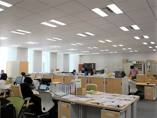 社内は広々としていて明るい雰囲気です♪