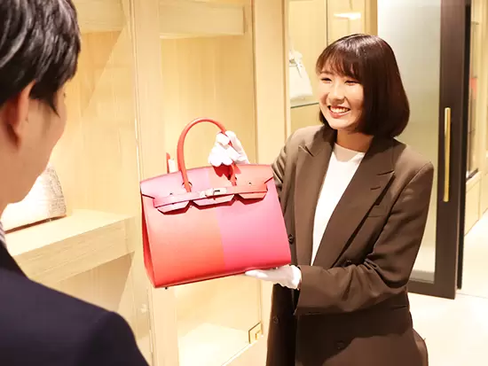 専門の鑑定士育成部門のスタッフが教えてくれる、充実した研修あり！未経験から査定のスキルを磨けます。