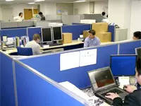 一人ひとりに広いワークスペースを用意。のびのび仕事ができます