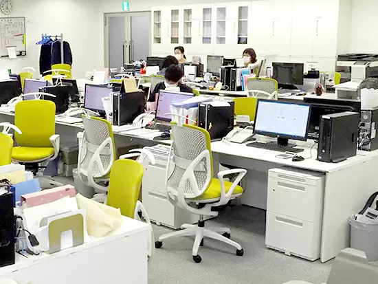 デスクや備品なども新調しました。ここから新たなスタートを切りませんか！