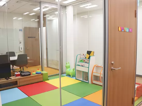 キッズルームも完備！社長をはじめ「家族を大切にする」マインドで長く活躍できる環境を整えています。
