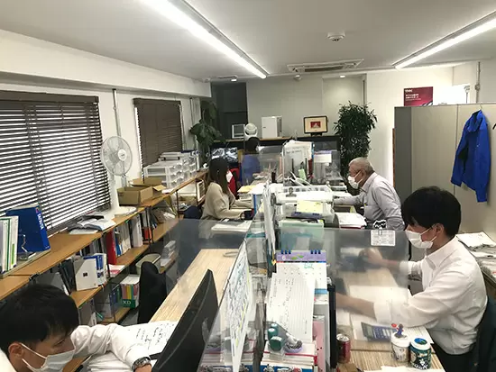 社内の様子！役職やポジション関係なく、席が近いのでなんでも聞ける環境です！