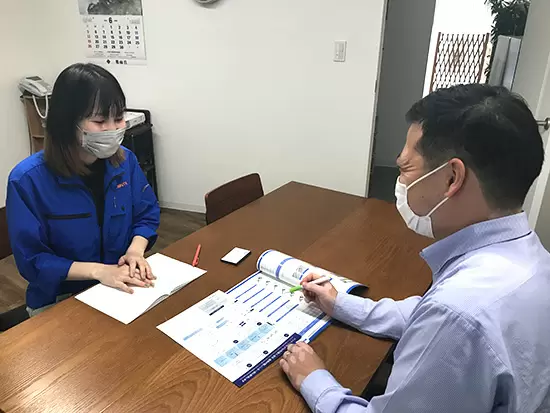 商品研修の様子！現物や資料を見ながらじっくり知識を身に付けてくださいね♪