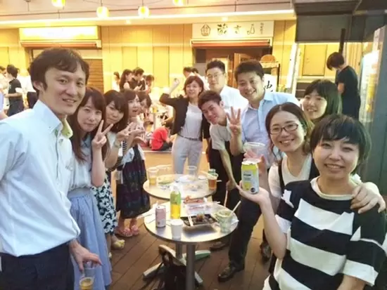 仕事終わりに皆で楽しく飲み会へ