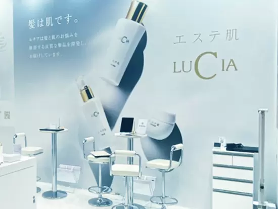 イベントや百貨店のへの出展も！デザインなどみんなで意見を出し合い、ブース作りをしています。