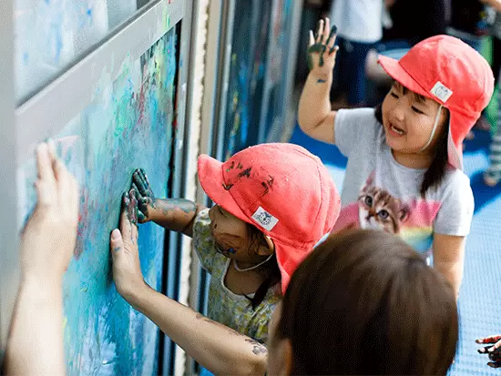 ボディペイントを楽しむ子どもたちの様子です。