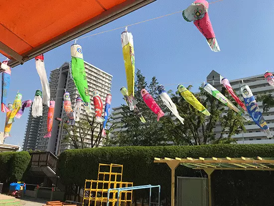 子どもたちが制作したこいのぼりの様子。楽しいイベントも盛りだくさんです♪