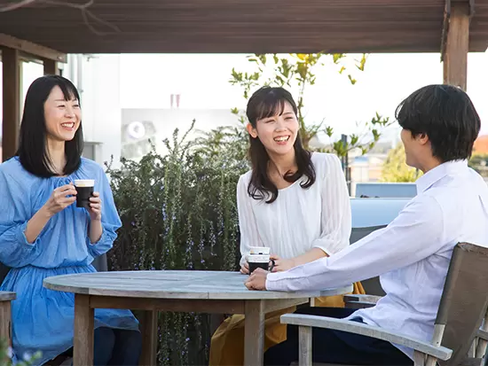 本社オフィスは3駅より、社員専用の無料送迎バスを運行。テラスや休憩スペースもあります♪