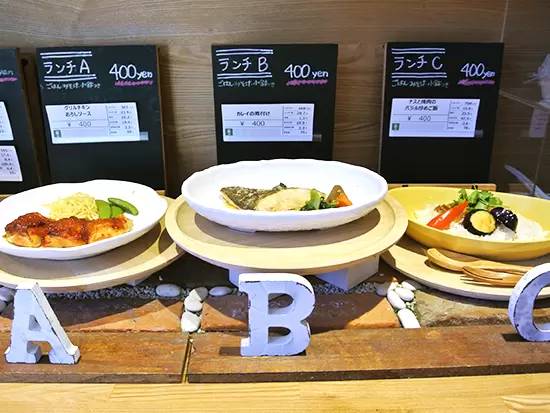 社員食堂では1食330～440円でおいしい定食や麺が食べられます◎