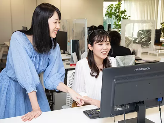 先輩マネージャーや他部署のメンバーと協力して仕事を進めるので、わからないことは何でも聞いてください！