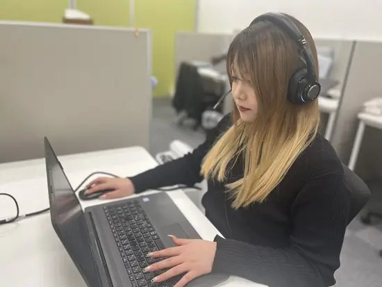 間仕切りされたデスクなので電話でのご案内も落ち着いて取り組める環境です。