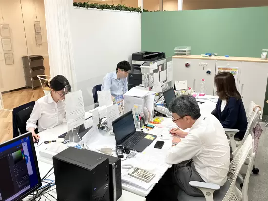 20代～50代の幅広い世代が活躍中！分からないことはいつでも先輩に相談してください◎