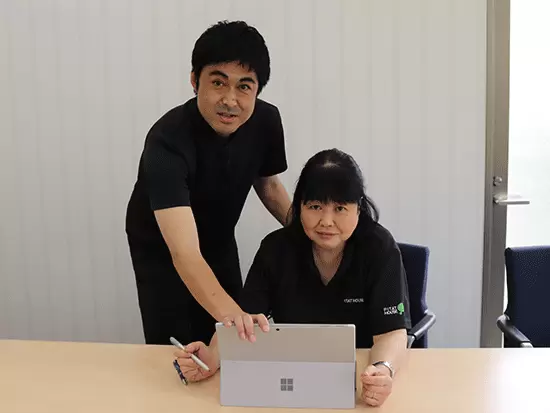 業務中も適宜コミュニケーションを取りながら仕事を進めています。