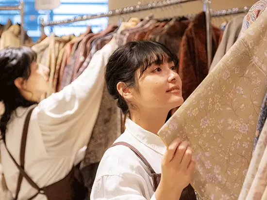 着付け研修でスキルを身に付けたり、日々の業務で知識を養ったり…。成長できることも魅力です。