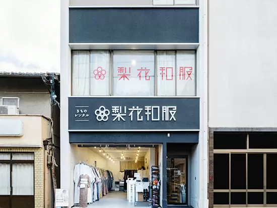 祇園支店には20代の女性をメインに日々多くのお客様が訪れます。