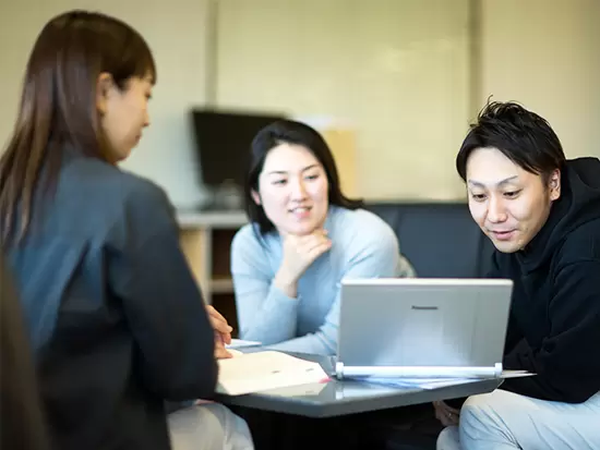 先輩スタッフが仕事の流れをしっかり教えます。話しやすい人ばかりなので、安心してご入社ください！