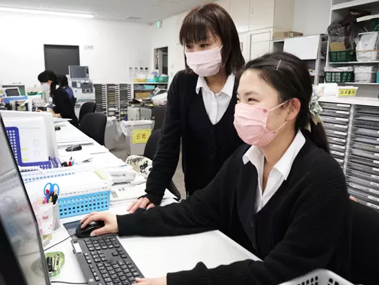 幅広い年代の女性社員が多数活躍しています！（写真：営業事務）