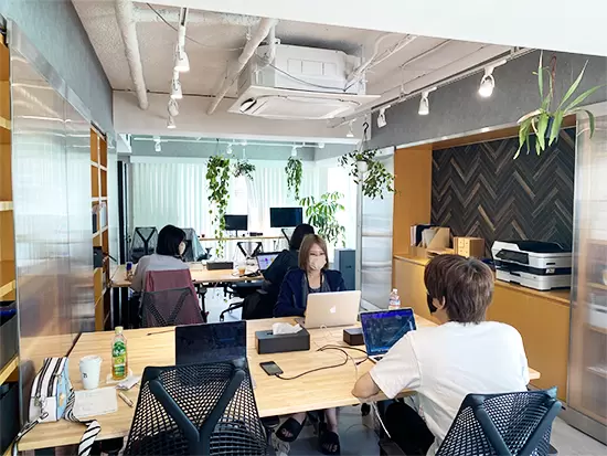 緑が多く、開放的なオフィスは居心地のよさも抜群です！