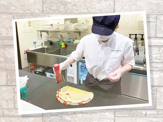 【STEP2】クリームやフルーツを乗せて‥‥（クレープの種類によって乗せ方が変わります！）