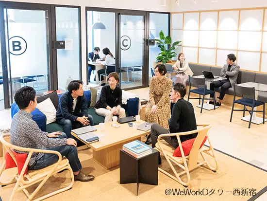 オープンスペースは会議や休憩など様々な用途で使います！