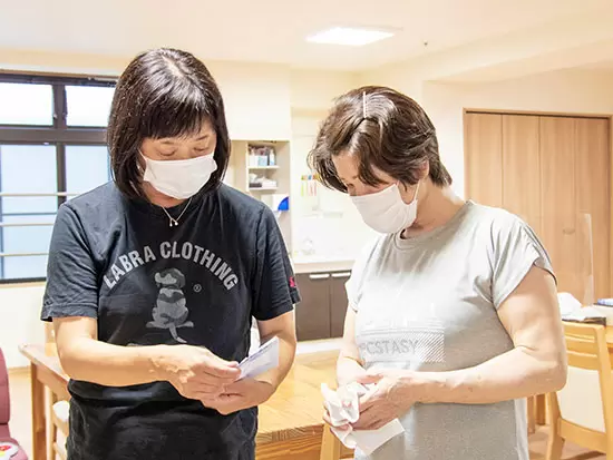 少数精鋭ですが、協力しあいながら業務を進めています。