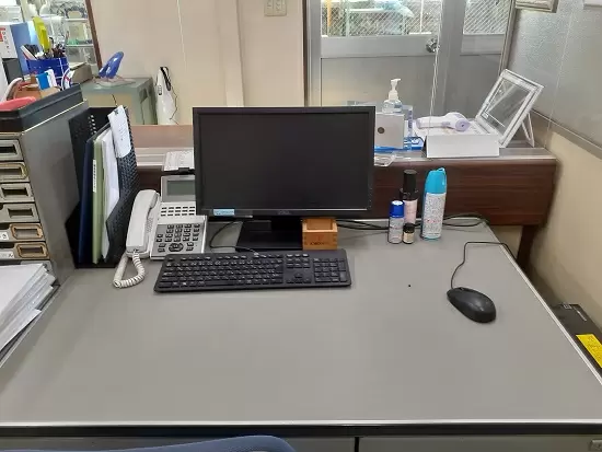 しっかりとデスク周りの整理整頓を行いみんなが働きやすい環境を作っております