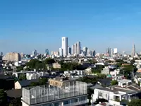 オフィスの屋上からは新宿方面の風景が見えます！リフレッシュしたい時は屋上へ。