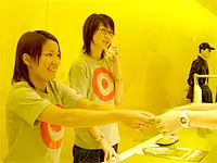 フロントでは笑顔でスムーズな対応を心掛けています。