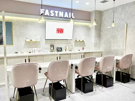 年間50万人以上が利用する「FAST NAIL」は、高品質なジェルネイルを提供しています！