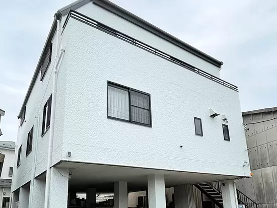 江戸川区・鹿骨の事務所前。自転車・バイク通勤OKで、駐車場があるので車通勤も可能です！