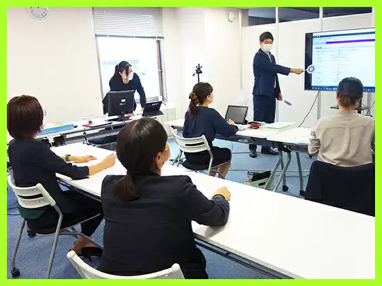 クイズ形式で研修を行うこともあります。楽しい雰囲気で学んでいきます。