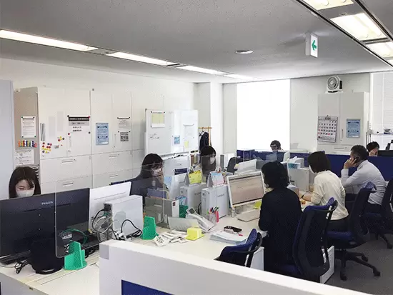支社内・他支社問わず、メンバー間で協力し合って日々業務を進めています。
