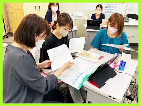 キャリアカレッジでの学習の様子です。同期と共に一つ一つ確認しながら学んでいきます。