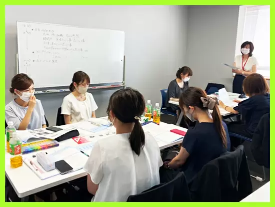 20代～40代の幅広い世代の方と一緒に学んでいきます。3か月間は座学で主に行います。